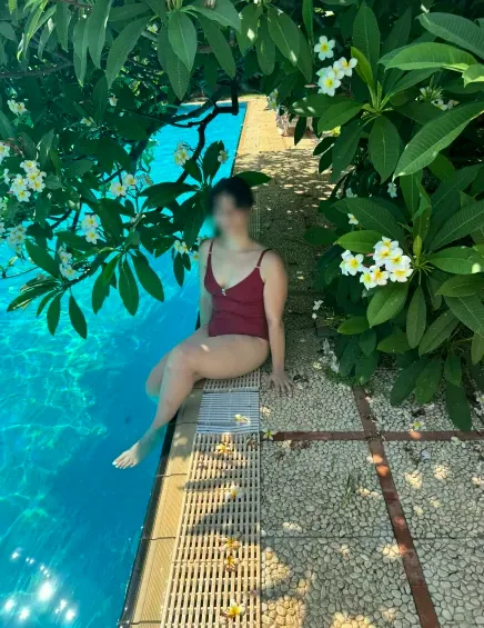 Nadine, 33